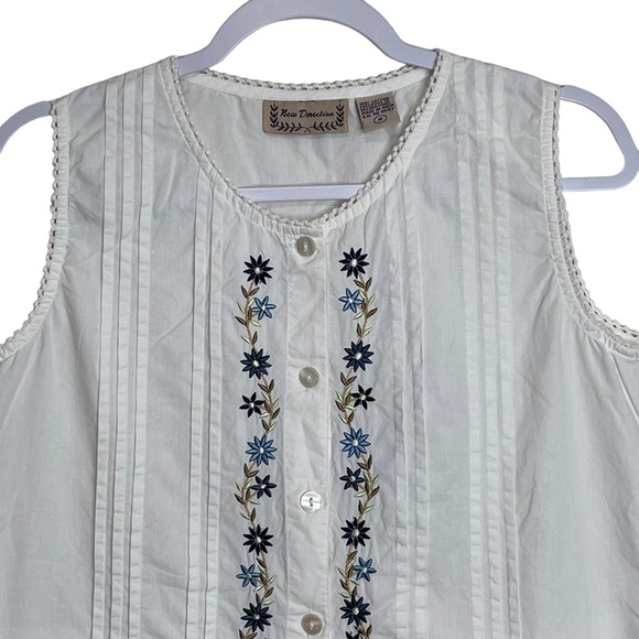 New Direction Floral Embroidered White Top Crochet Sleeveless Button Up Size M - Picture 3 of 10